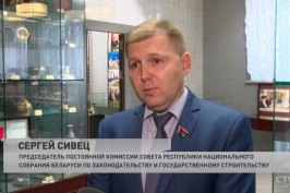 «Придут на смену действующему поколению». Сенатор встретился со школьниками Минска и рассказал, как принимают законы