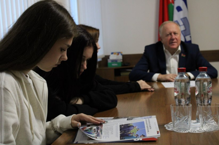 Член Совета Республики В.Лискович провел встречу с школьниками из Волковыска Член Совета Республики В.Лискович провел встречу с школьниками из Волковыска