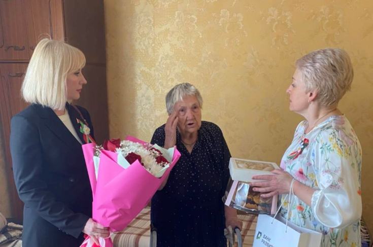 Е.Стальбовская поздравила с 80-летием Великой Победы ветерана трудового фронта Е.Стальбовская поздравила с 80-летием Великой Победы ветерана трудового фронта