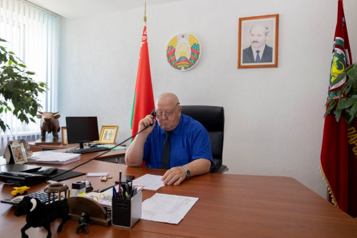 Член Совета Республики В.Хроленко провел прямую телефонную линию Член Совета Республики В.Хроленко провел прямую телефонную линию