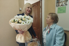 Член Совета Республики Е.Стальбовская поздравила с 80-летием Великой Победы бывшую малолетнюю узницу