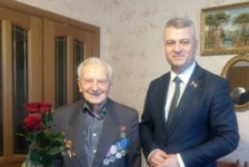 Член Совета Республики А.Неверов
поздравил бывшего узника фашистского 
концлагеря К.И.Метлушко 

