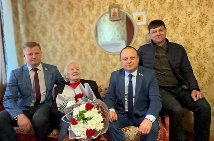 Услышать голос поколения победителей. Э.Гаврилкович встретился с ветераном войны в рамках акции «Живой рассказ» Услышать голос поколения победителей. Э.Гаврилкович встретился с ветераном войны в рамках акции «Живой рассказ»