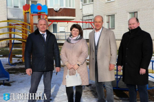 Член Совета Республики В.Байко подарил детский игровой комплекс в г. Щучине