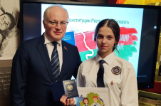 Член Совета Республики Ю.Деркач вручил паспорт гражданина Республики Беларусь ученикам УО «СШ № 38 г. Витебска»