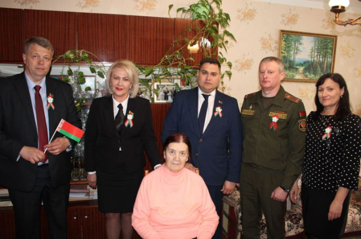 Член Совета Республики Н.Глинская поздравила с 80-летием Великой Победы ветерана и узницу Великой Отечественной войны Член Совета Республики Н.Глинская поздравила с 80-летием Великой Победы ветерана и узницу Великой Отечественной войны