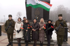 Член Совета Республики Е.Зябликова приняла участие в возложении цветов к памятнику экипажу танка П.Рака