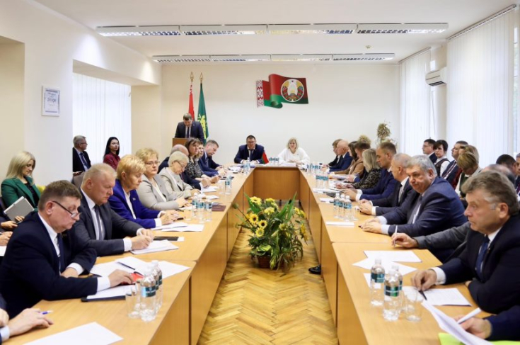 «Молодой ресурс крайне нужен на селе». Павел Ошурик принял участие в заседании Гродненского областного Совета депутатов