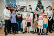 Член Совета Республики Олег Романов принял
участие в новогоднем поздравлении воспитанников детского дома
