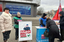 Член Совета Республики А.Смоляк посетила в Гомеле пикеты по сбору подписей в поддержку выдвижения кандидатов в Президенты