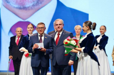 Члену Совета Республики А.Ляхову вручен юбилейный знак
