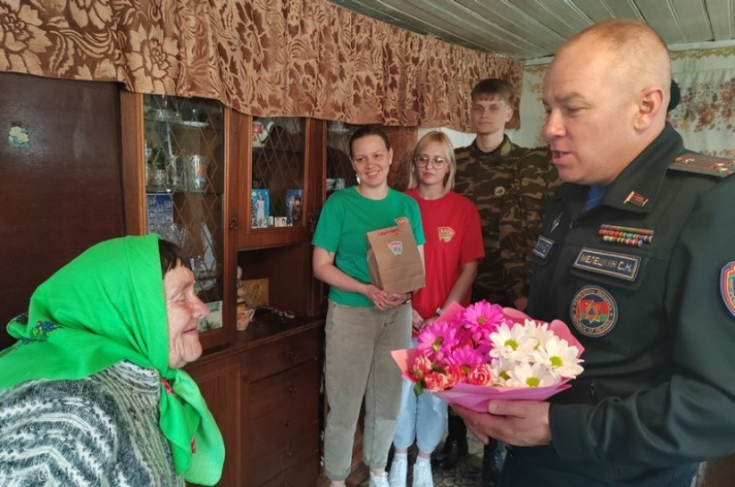 Член Совета Республики С.Мелешкин посетил узницу концлагеря «Озаричи»