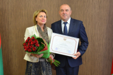 М.Щёткина
вручила Почетную грамоту Национального собрания Республики Беларусь Председателю
Госстандарта В.Назаренко