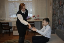 Член Совета Республики Е.Серафинович поздравила многодетную семью с наступающим Новым годом