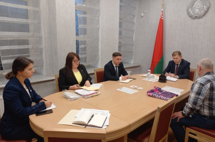 Член Президиума Совета Республики С.Сивец провел личный прием граждан Член Президиума Совета Республики С.Сивец провел личный прием граждан