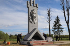 Член Совета Республики С.Мелешкин принял участие в благоустройстве мемориального комплекса