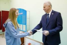 Член Совета Республики А.Щастный посетил участок для голосования