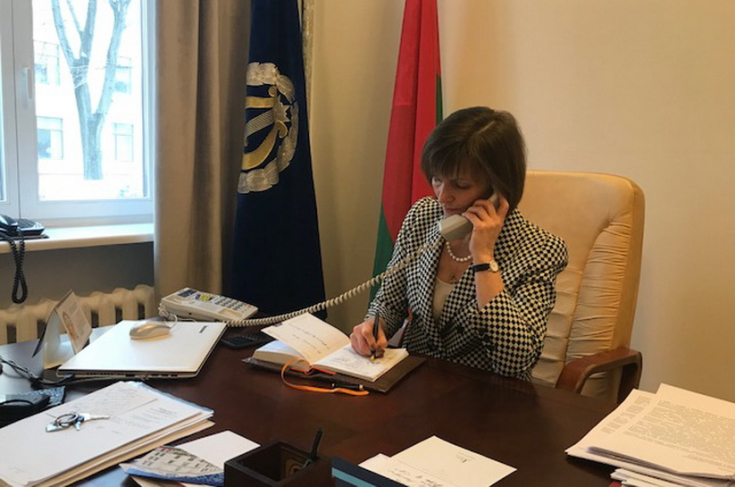 Член Совета Республики Е.Дулова провела «прямую телефонную линию» Член Совета Республики Е.Дулова провела «прямую телефонную линию»