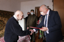 Г.Протосовицкий поздравил ветерана Великой Отечественной войны В.Мамайко с днем рождения
