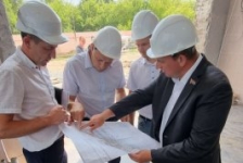 Член Совета Республики С.Анюховский провел рабочее совещание с немецкими наладчиками могульной линии и представителями генподрядчика ПТУП «Красный пищевик — Славгород»