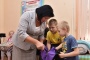 Старайтесь, и тогда все получится: член Совета Республики А.Смоляк вручила портфели первоклассникам