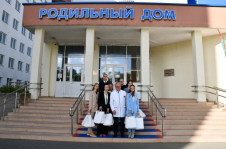 Работники Секретариата Совета Республики в преддверии Дня матери поздравили женщин в Родильном доме № 5 г. Минска