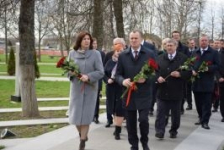 Участники выездного расширенного заседания Президиума Совета Республики посетили музей им. В.К.Бялыницкого-Бирули и возложили цветы на Аллее Героев в г. Белыничи