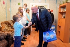 Член Совета Республики Д.Демидов поздравил многодетные семьи города Новополоцка