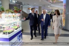 Председатель Совета Республики Н.Кочанова приняла участие в посещении Главой государства торгового центра «Столица»
