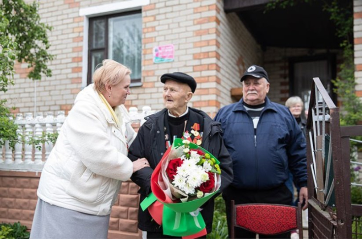 Елена Журавлёва поздравила ветерана Великой Отечественной войны Анатолия Лукьяновича Куца с наступающим Днём Победы Елена Журавлёва поздравила ветерана Великой Отечественной войны Анатолия Лукьяновича Куца с наступающим Днём Победы