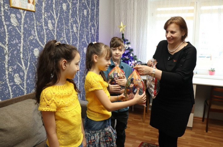 Е. Серафинович поздравила многодетную семью Е. Серафинович поздравила многодетную семью