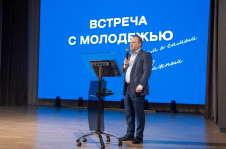 «Встречи с трудовой молодежью играют ключевую роль в формировании открытого диалога с молодым поколением». Э.Гаврилкович встретился с работающей молодежью Микашевичей