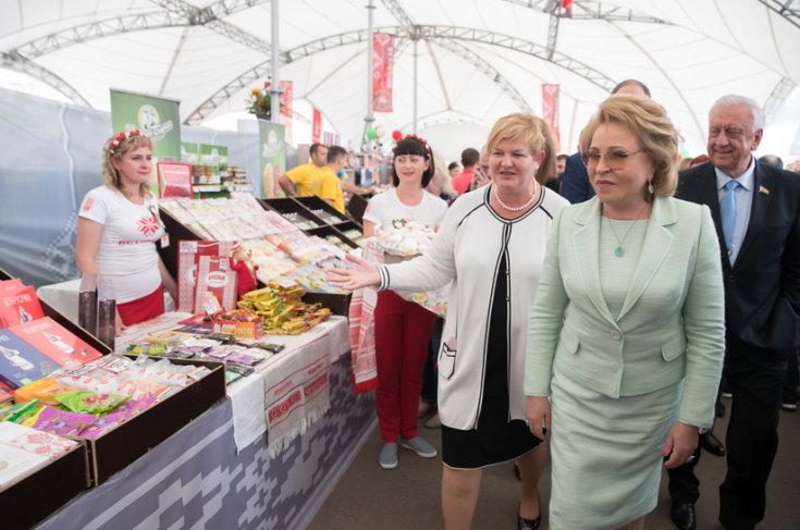 В рамках Форума регионов Председатель Совета Республики Мясникович М.В. посетил ярмарку-продажу белорусских товаров В рамках Форума регионов Председатель Совета Республики Мясникович М.В. посетил ярмарку-продажу белорусских товаров