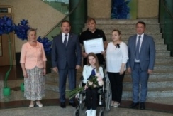 Член Совета Республики В.Ананич инициировал персональную выставку художницы с заболеванием СМА